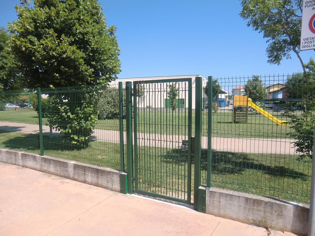Residence Villaggio Dei Fiori Con Piscina E Posto Spiaggia Incluso Caorle Room photo