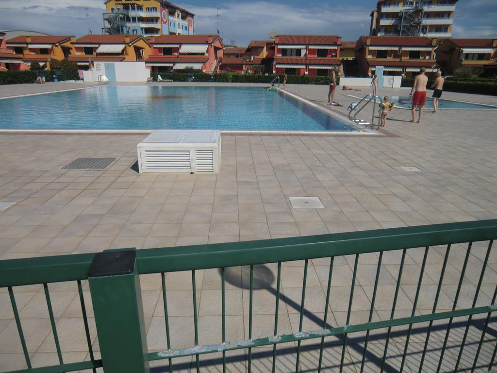 Residence Villaggio Dei Fiori Con Piscina E Posto Spiaggia Incluso Caorle Room photo