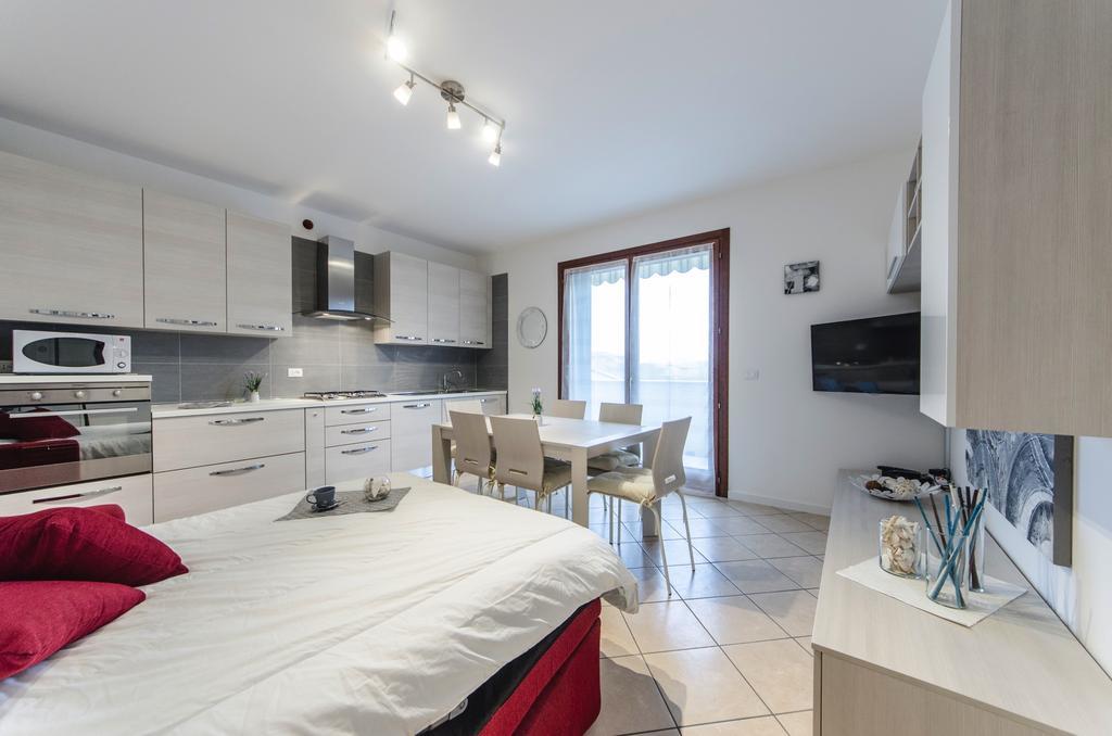 Residence Villaggio Dei Fiori Con Piscina E Posto Spiaggia Incluso Caorle Room photo