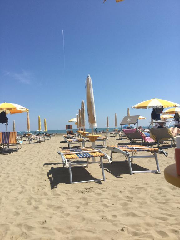 Residence Villaggio Dei Fiori Con Piscina E Posto Spiaggia Incluso Caorle Exterior photo
